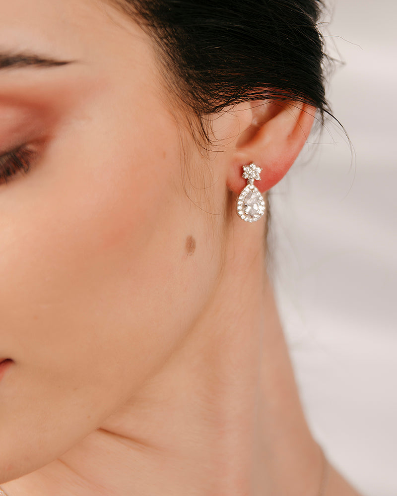Pendientes BRILLIANT CUT en plata de ley y circonitas Excellence star cut con forma de perilla.