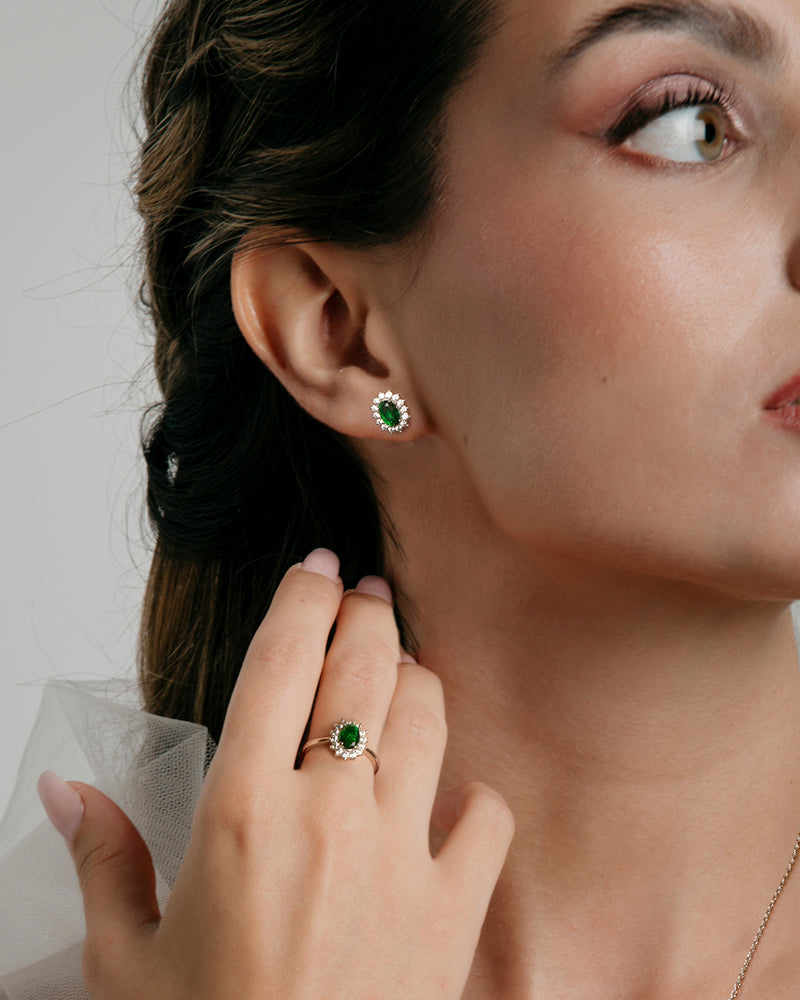 Anillo BRILLIANT CUT en plata de ley con piedra color verde esmeralda talla oval y circonita Excellence star cut.