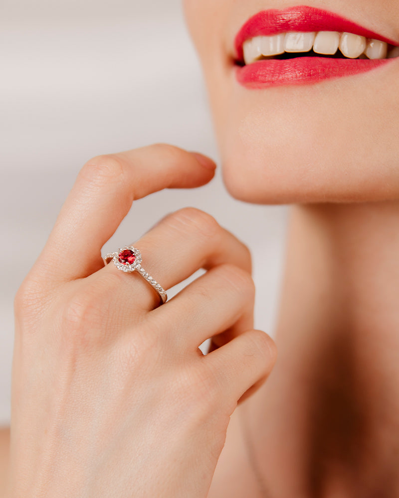 Anillo BRILLIANT CUT en plata de ley y circonitas Excellence star cut en color rojo rubí