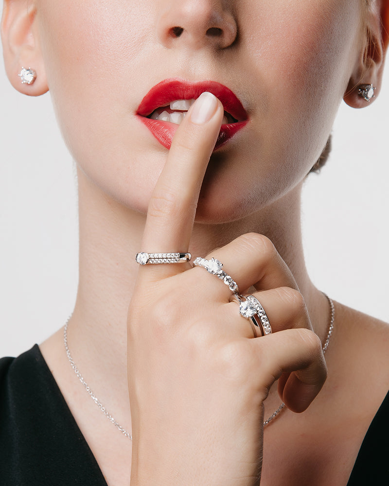 Anillo Media Alianza de Plata con circonitas para Mujer