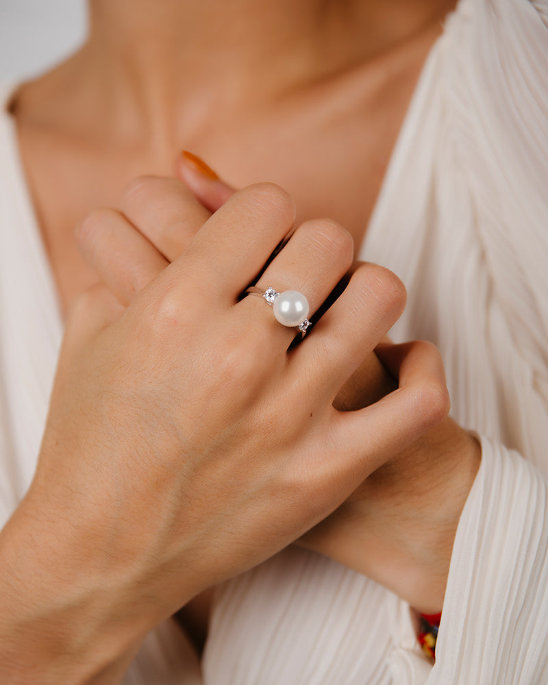 Anillo BRILLIANT CUT en plata de ley con circonitas Excellence star cut y perla de concha.