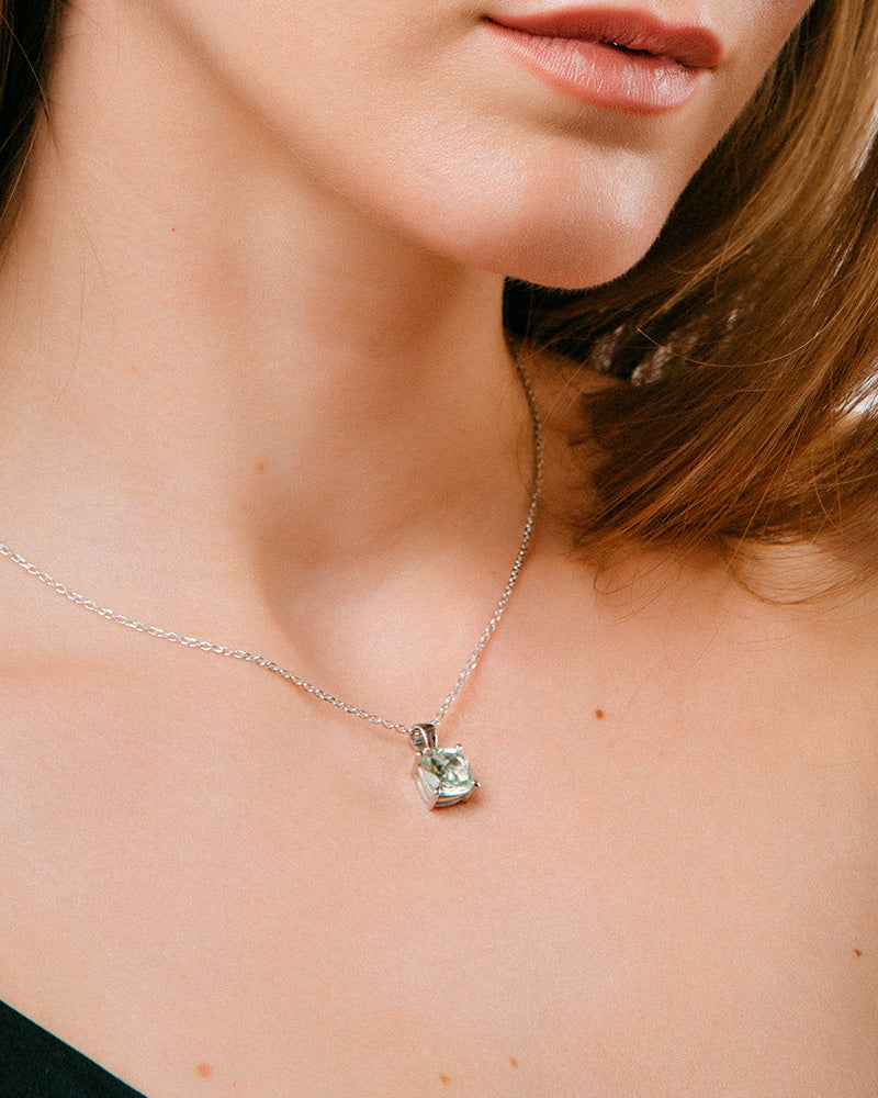 Collar Luxe en plata de ley con amatista verde..