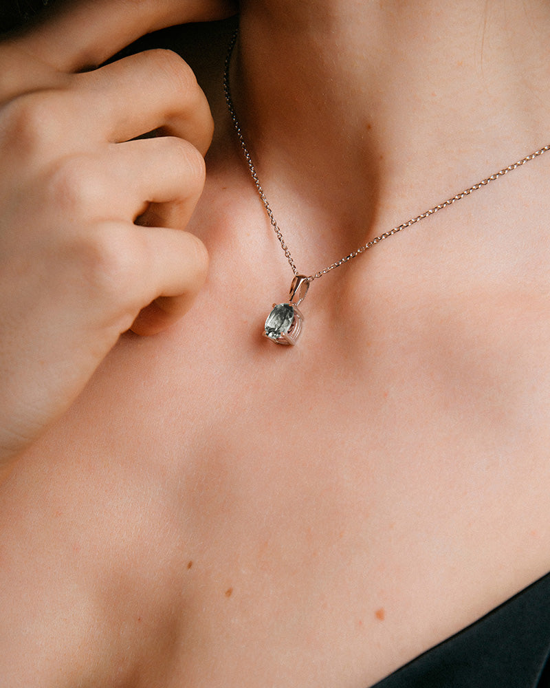 Collar Luxe en plata de ley con amatista verde.