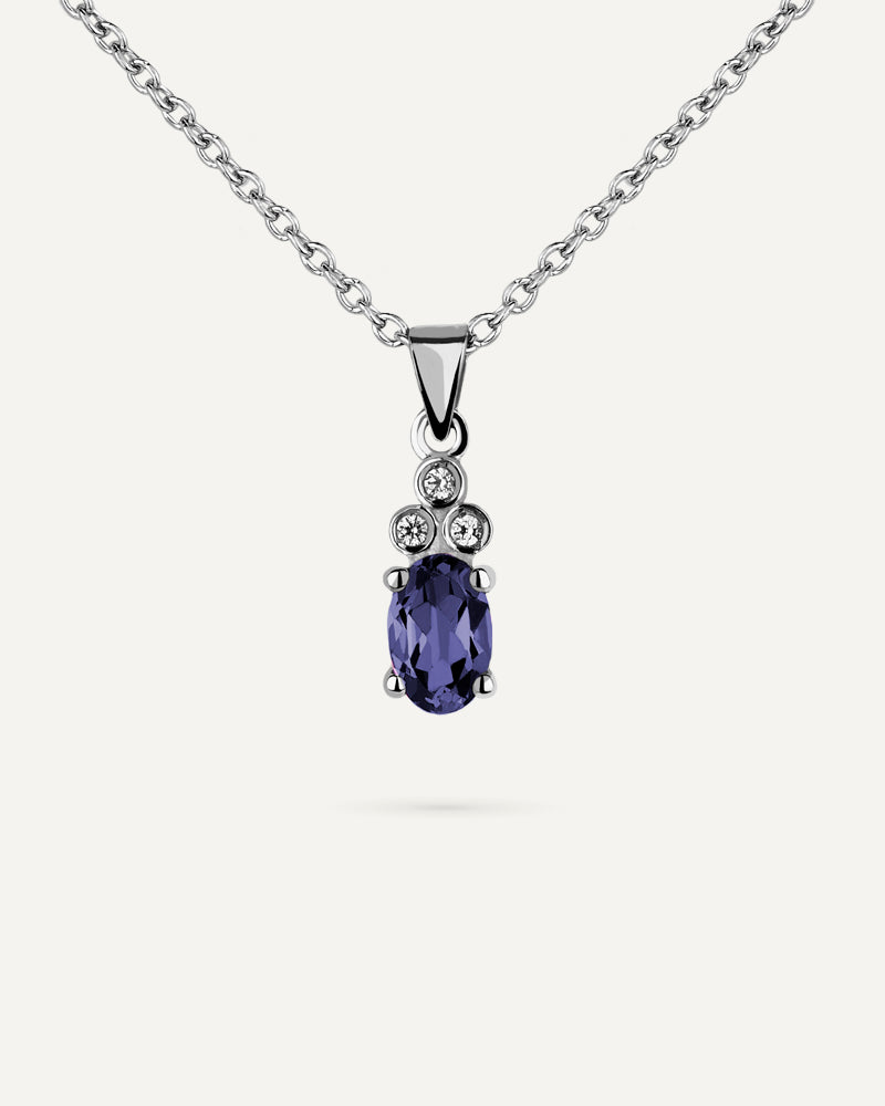 Collar Petite en plata de ley con Iolita en talla oval.