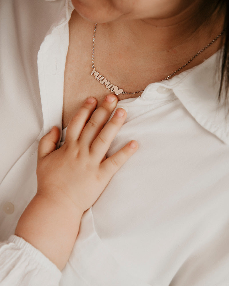 Collar letrero mamá y corazón en plata de ley rodiada.