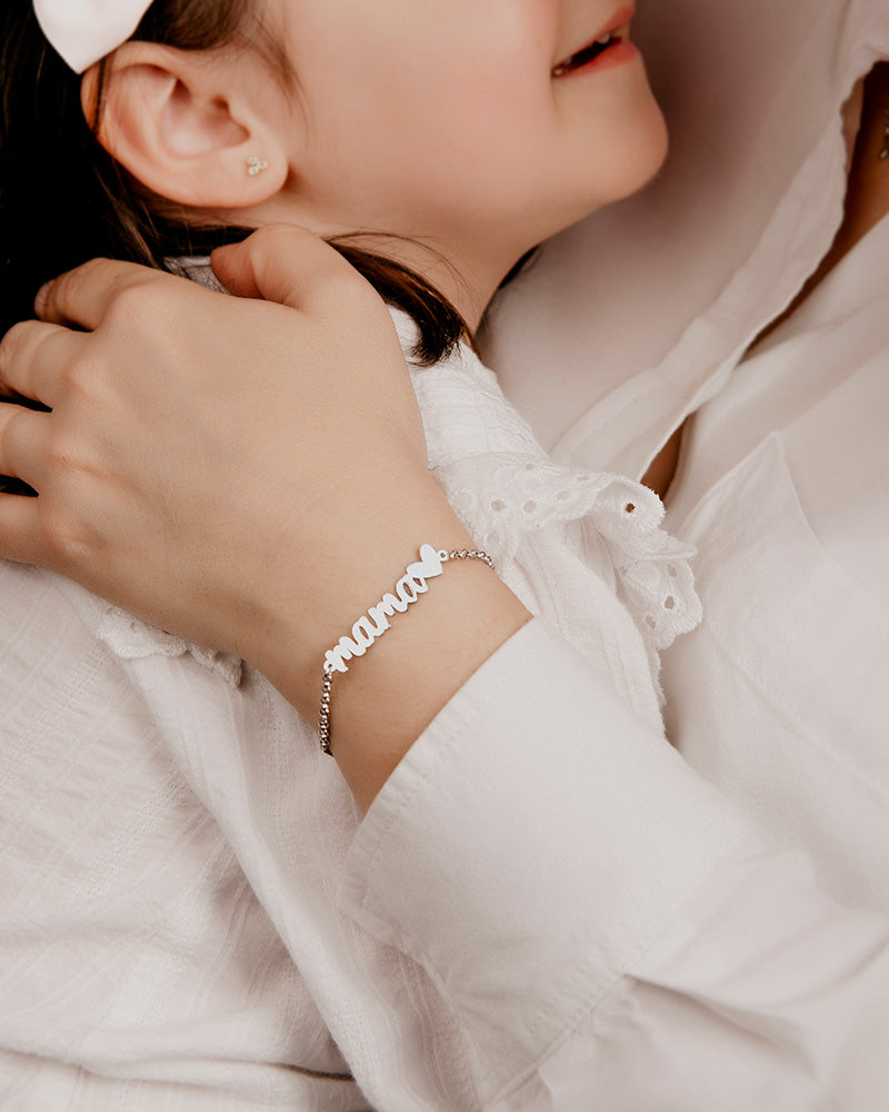 Pulsera letrero mamá y corazón en plata de ley rodiada.