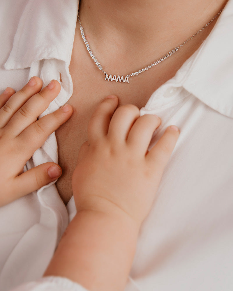 Collar mamá con circonitas en plata de ley rodiada.