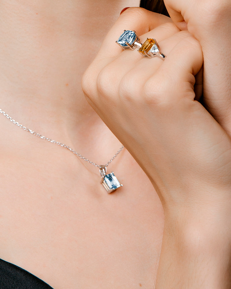 Collar Luxe en plata de ley con topacio azul Sky.