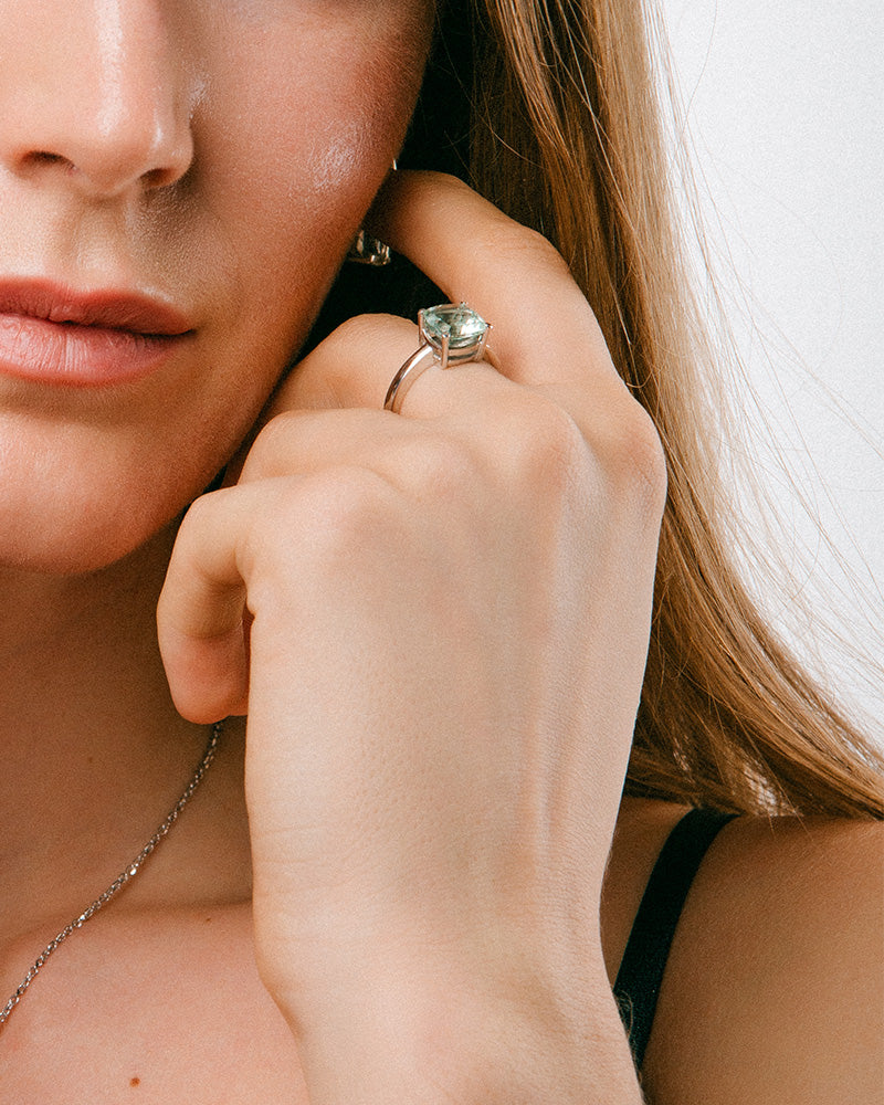 Anillo Luxe en plata de ley con amatista verde.