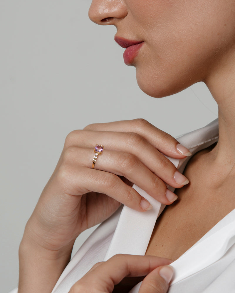 Anillo Classic con cuarzo amatista morada y topacios blancos en plata de ley.
