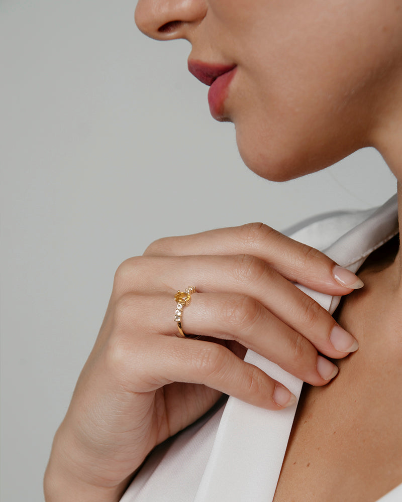 Anillo Classic con cuarzo citrino y topacios blancos en plata de ley.