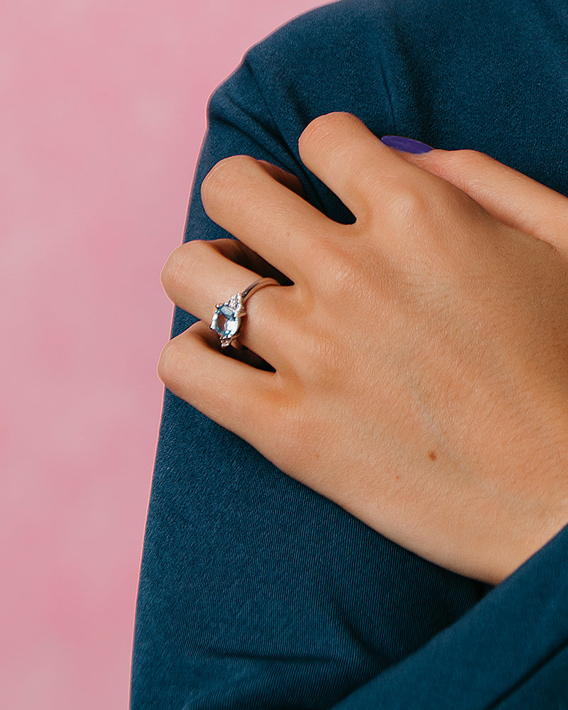 ANILLO TOPACIO SKY Y TOPACIOS BLANCOS