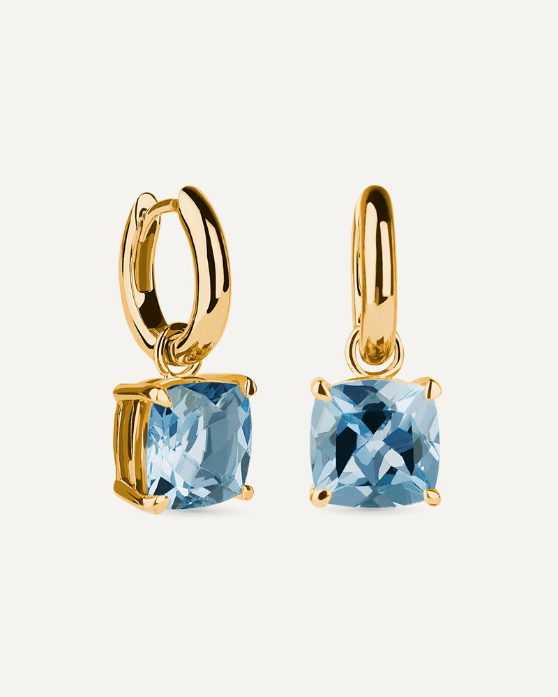 Pendientes Luxe en plata de ley con baño de oro y con topacio azul Sky en talla cushion.