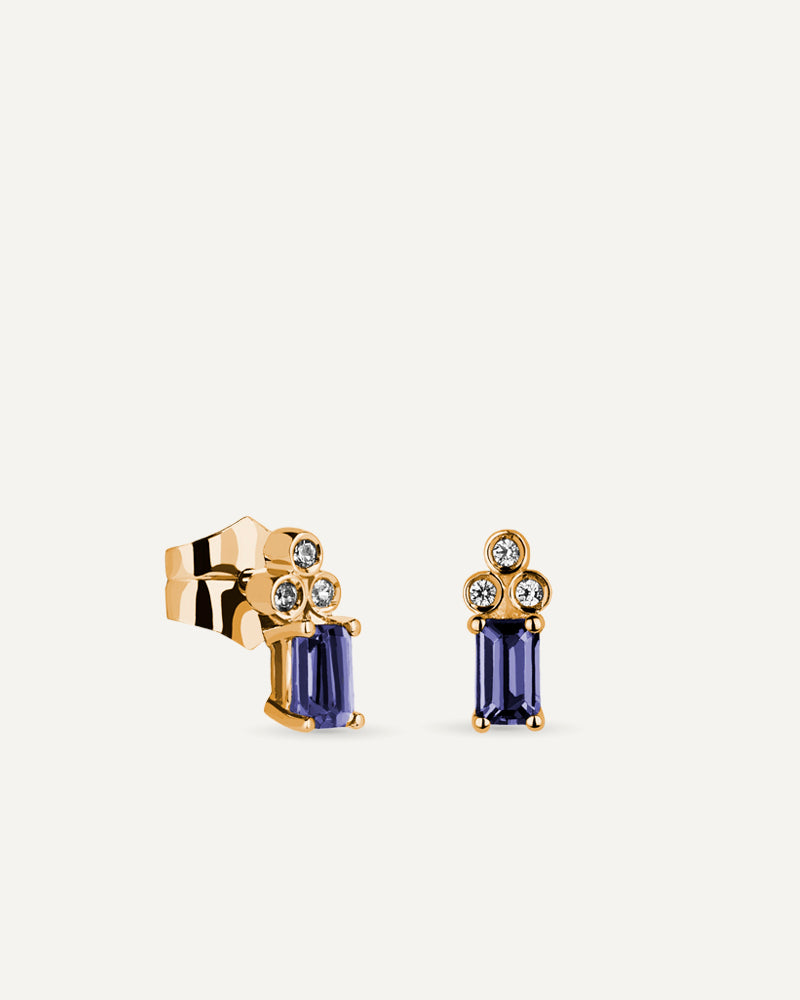 Pendientes Petite en plata de ley con baño de oro y con Iolita en talla octogonal.