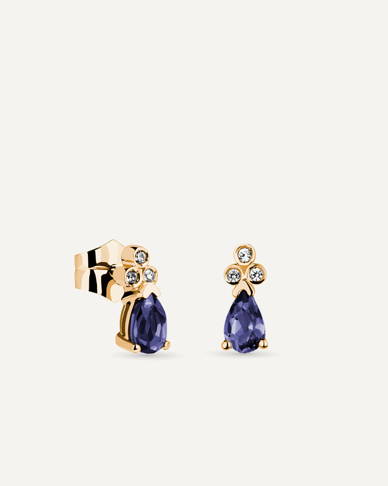Pendientes Petite en plata de ley con baño de oro y con Iolita en talla perilla.