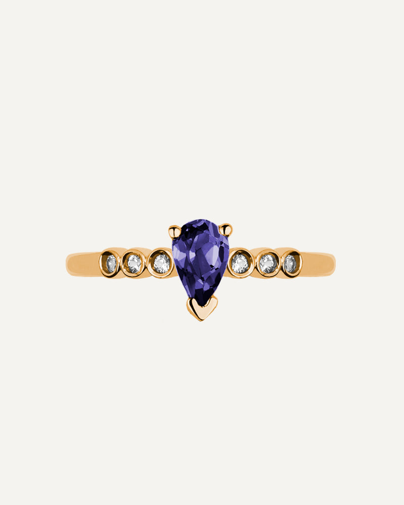 Anillo Petite en plata de ley con baño de oro y con Iolita en talla perilla y seis topacios blancos