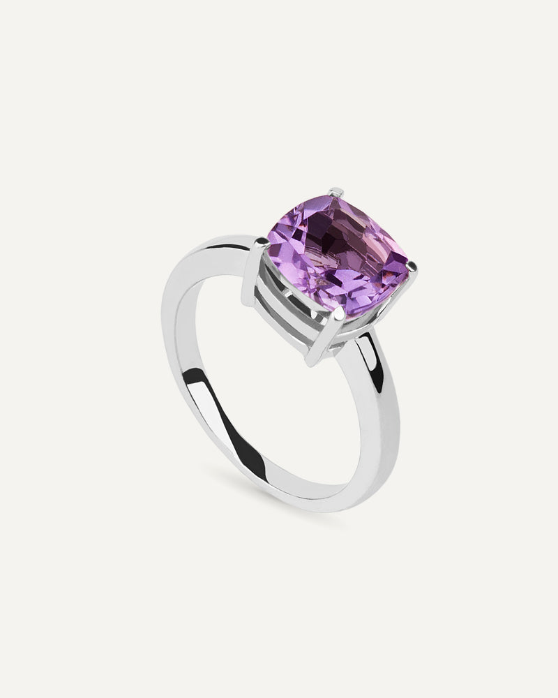 Anillo Luxe en plata de ley con amatista en talla cushion.