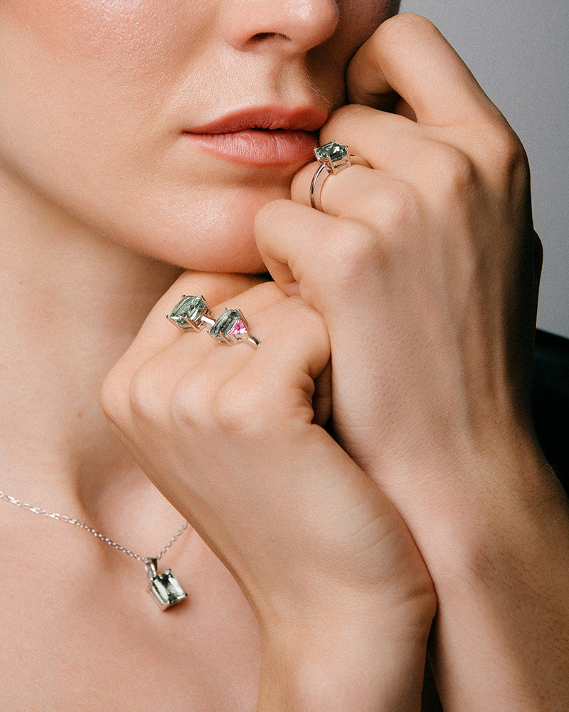 Anillo Luxe en plata de ley con amatista verde
