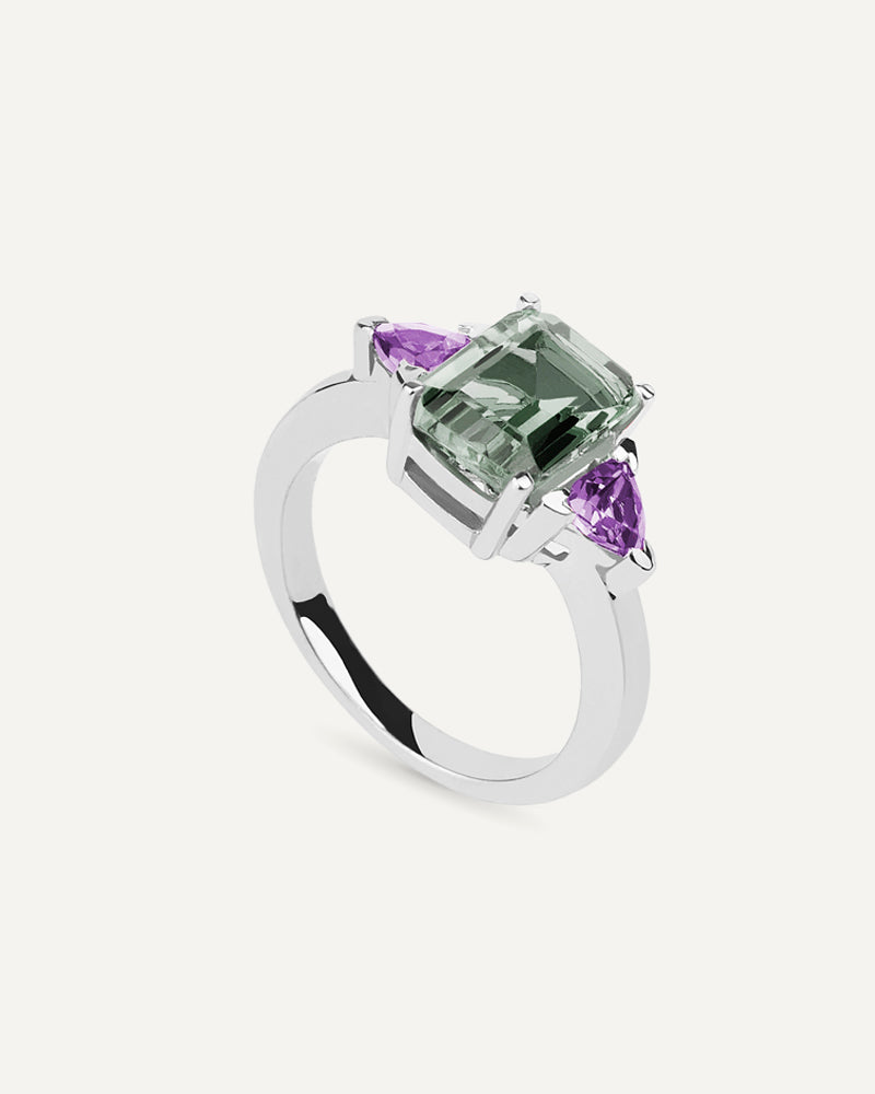 Anillo Luxe en plata de ley con amatista verde en talla octogonal y dos amatistas en talla trilliant a ambos lados.