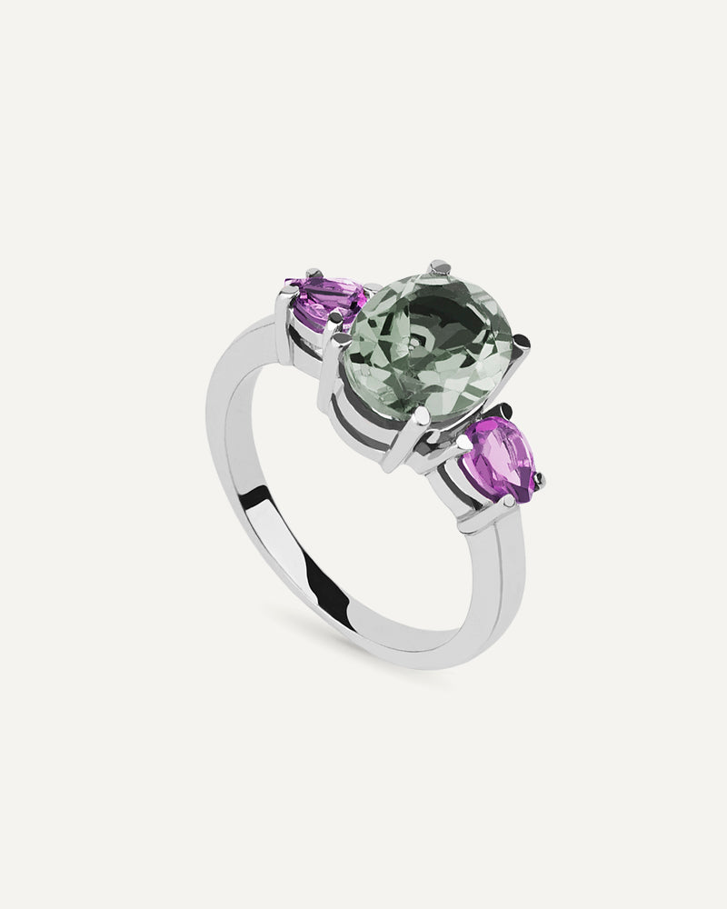 Anillo Luxe en plata de ley con amatista verde en talla oval y amatistas moradas.