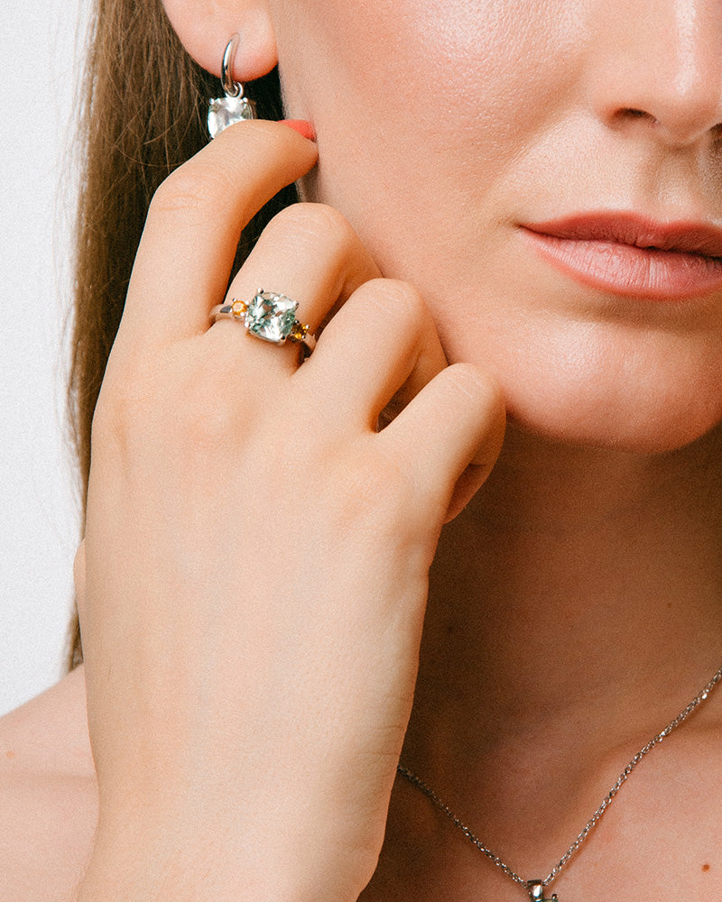 Anillo Luxe en plata de ley con amatista verde y cuarzo citrino.