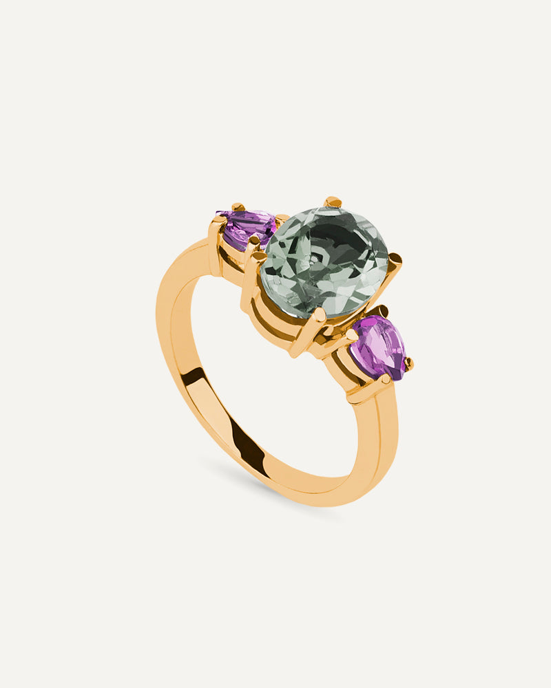 Anillo Luxe en plata de ley con baño de oro y con amatista verde en talla oval y amatistas moradas.