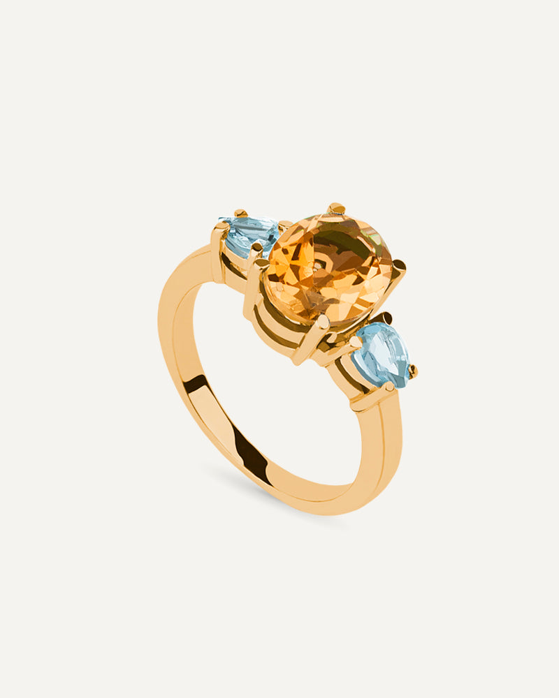 Anillo Luxe en plata de ley con baño de oro y con cuarzo citrino en talla oval y topacios Sky.