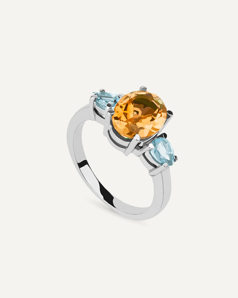 Anillo Luxe en plata de ley con cuarzo citrino en talla oval y topacios Sky.