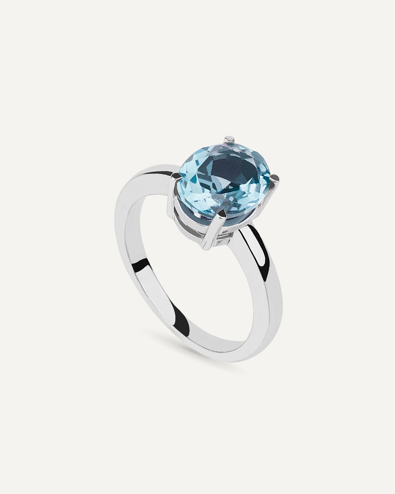 Anillo Luxe en plata de ley con topacio azul Sky.