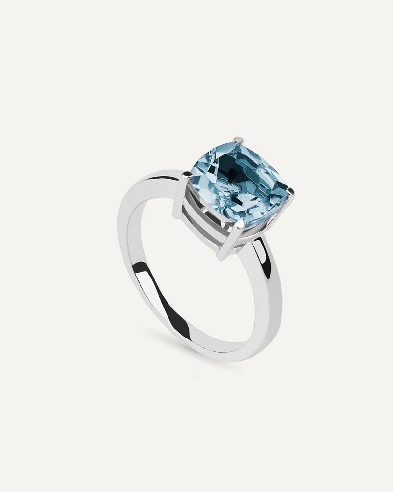 Anillo Luxe en plata de ley con topacio azul Sky en talla cushion.