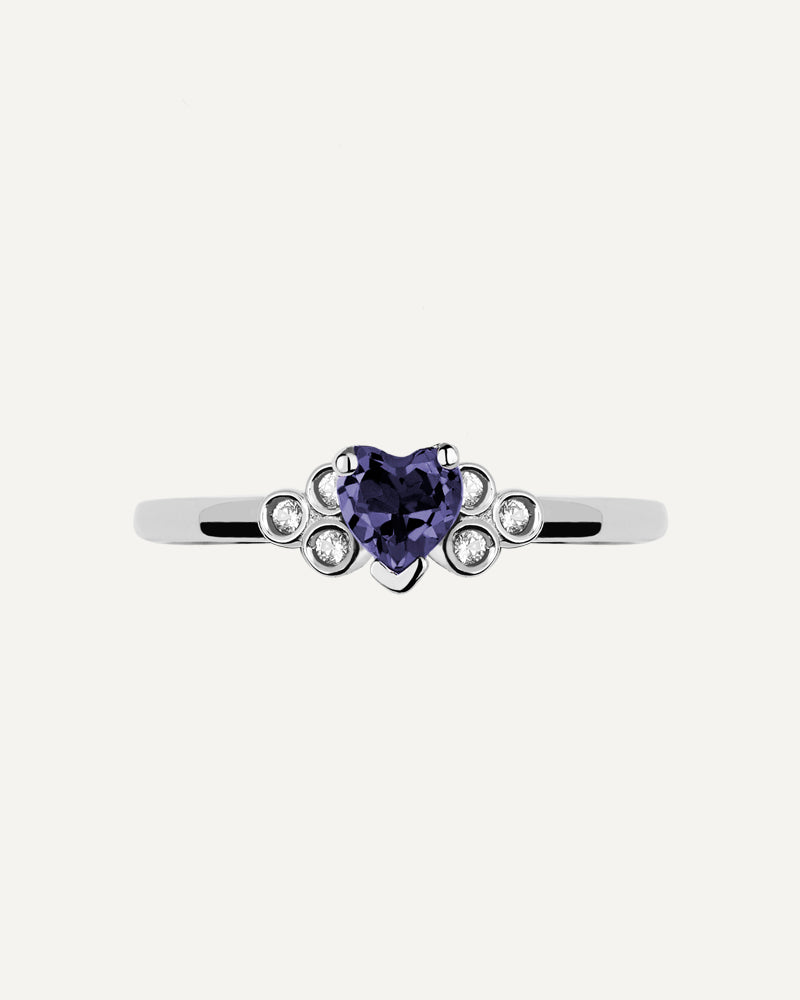Anillo Petite en plata de ley con Iolita en talla corazón y seis topacios blancos