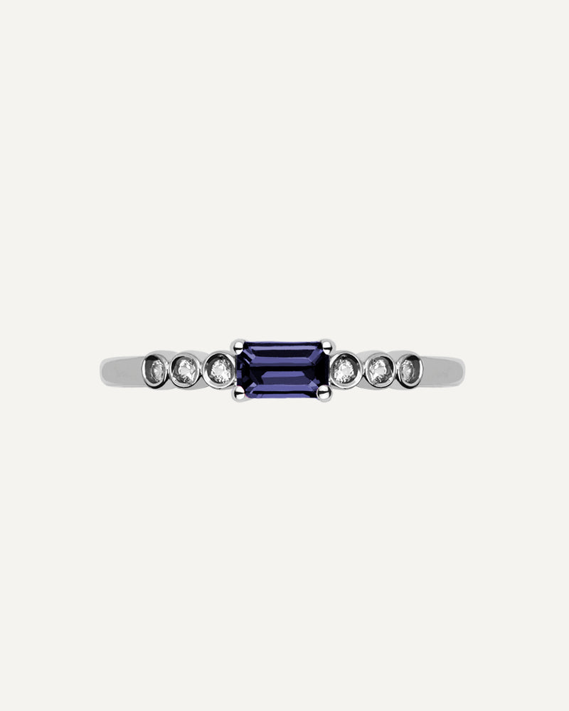 Anillo Petite en plata de ley con Iolita en talla octogonal y topacios blancos