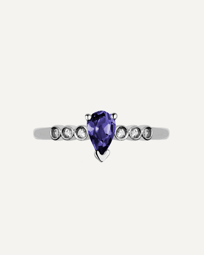 Anillo Petite en plata de ley con Iolita en talla perilla y seis topacios blancos