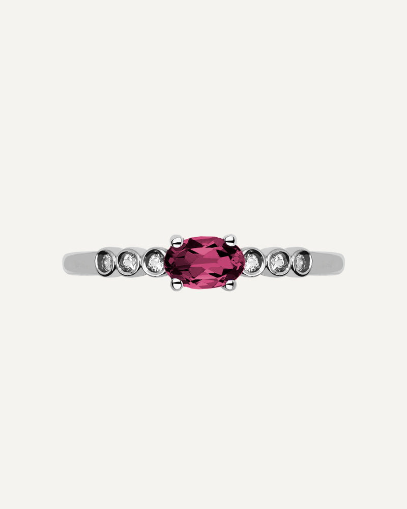 Anillo Petite en plata de ley con Rodolita en talla oval y topacios blancos