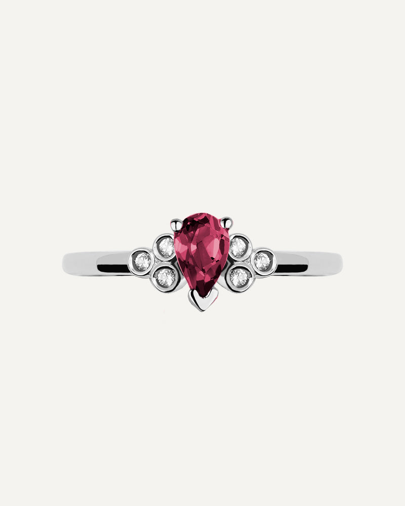 Anillo Petite en plata de ley con Rodolita en talla perilla y topacios blancos