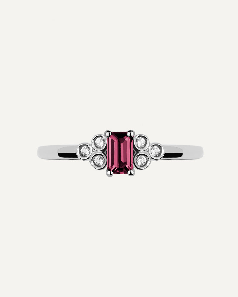 Anillo Petite en plata de ley con Rodolita en talla rectangular y topacios blancos