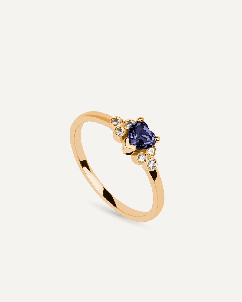 Anillo Petite en plata de ley con baño de oro y con Iolita en talla corazón y seis topacios blancos.