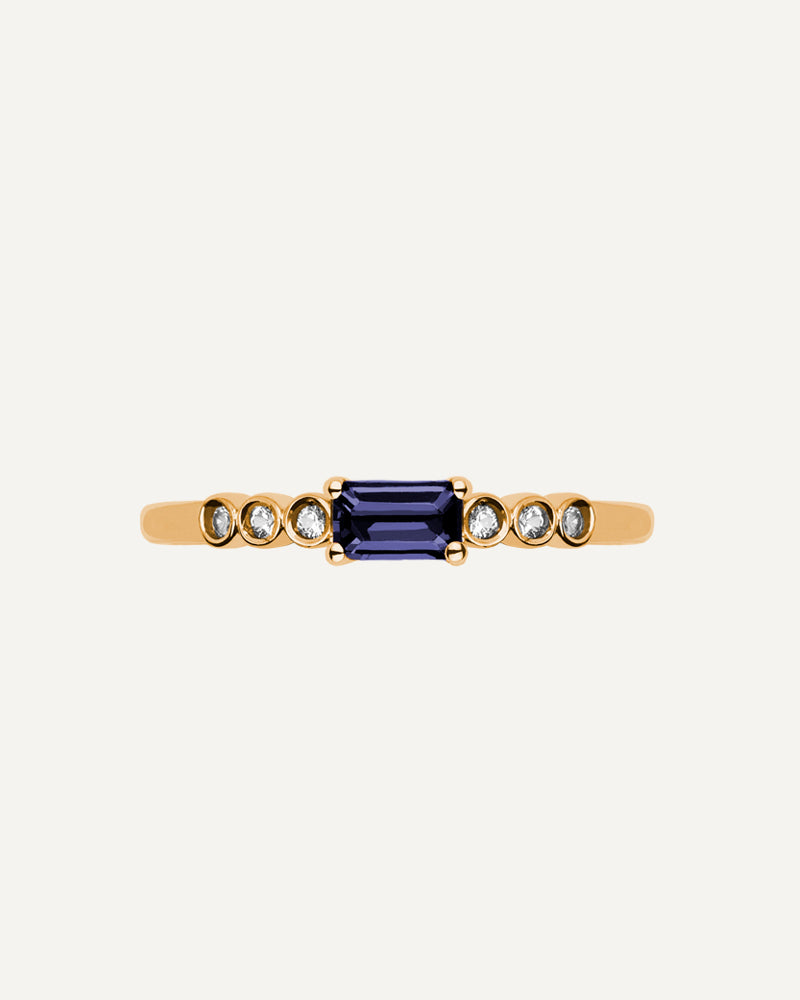 Anillo Petite en plata de ley con baño de oro y con Iolita en talla octogonal y topacios blancos