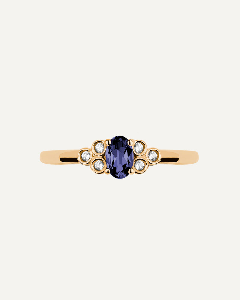 Anillo Petite en plata de ley con baño de oro y con Iolita en talla oval y topacios blancos