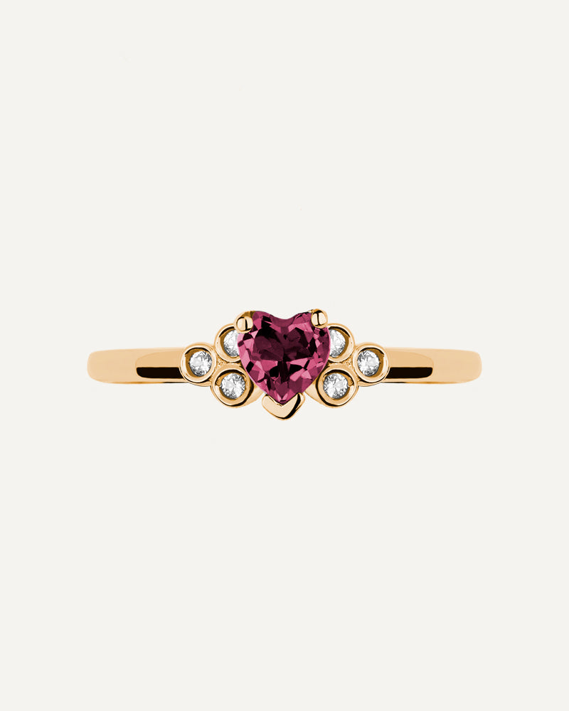 Anillo Petite en plata de ley con baño de oro y con Rodolita en talla corazón y topacios blancos
