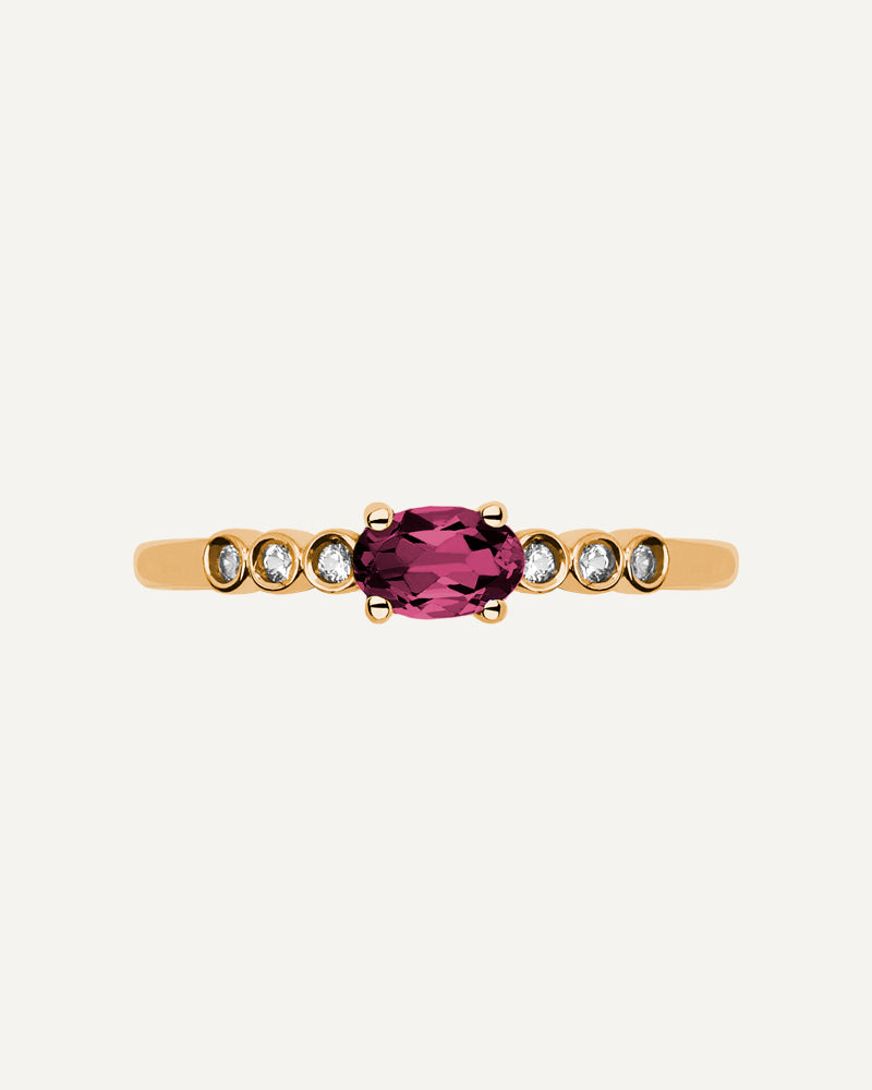 Anillo Petite en plata de ley con baño de oro y con Rodolita en talla oval y topacios blancos