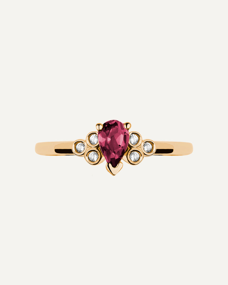 Anillo Petite en plata de ley con baño de oro y con Rodolita en talla perilla y topacios blancos