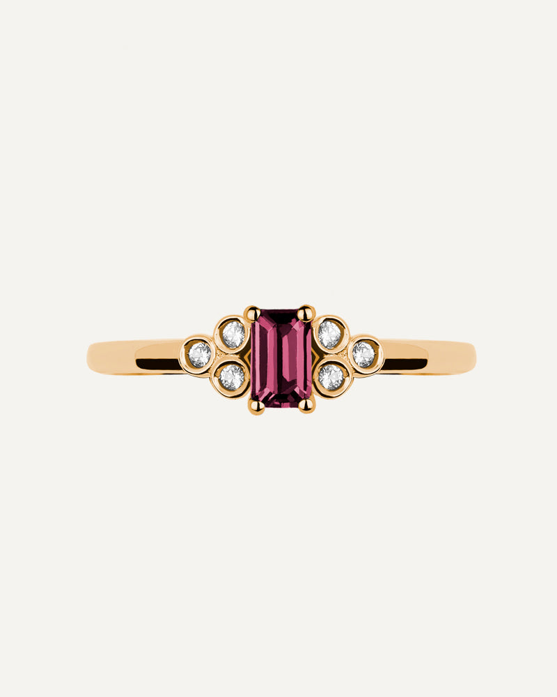 Anillo Petite en plata de ley con baño de oro y con Rodolita en talla rectangular y topacios blancos