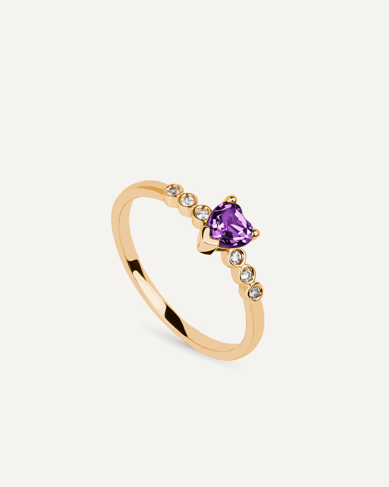 Anillo Petite en plata de ley con baño de oro y con amatista en talla corazón y topacios blancos.
