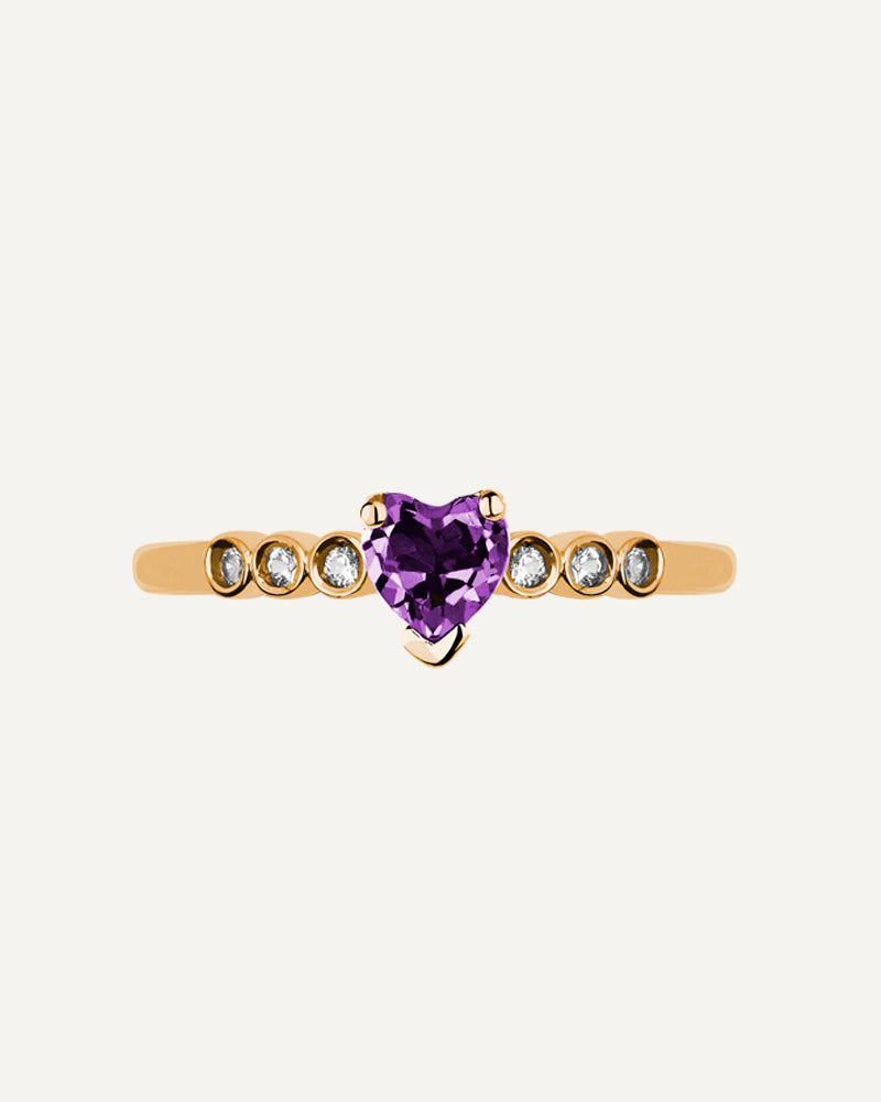 Anillo Petite en plata de ley con baño de oro y con amatista en talla corazón y topacios blancos