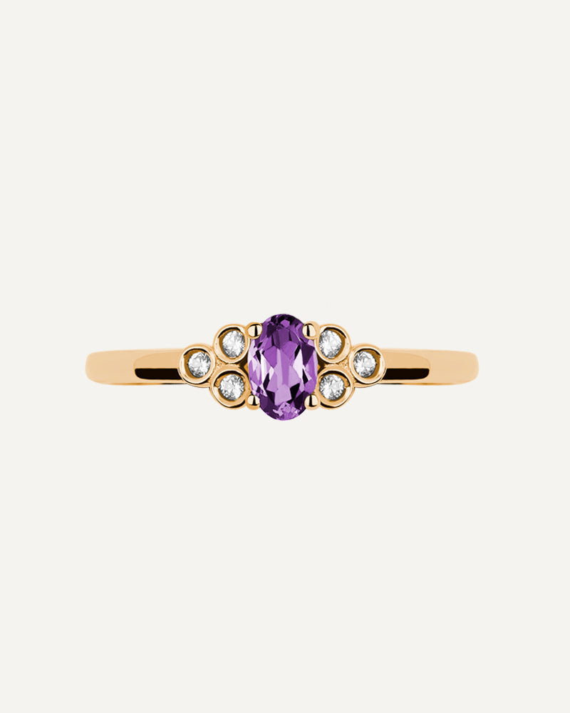 Anillo Petite en plata de ley con baño de oro y con amatista en talla oval y topacios blancos