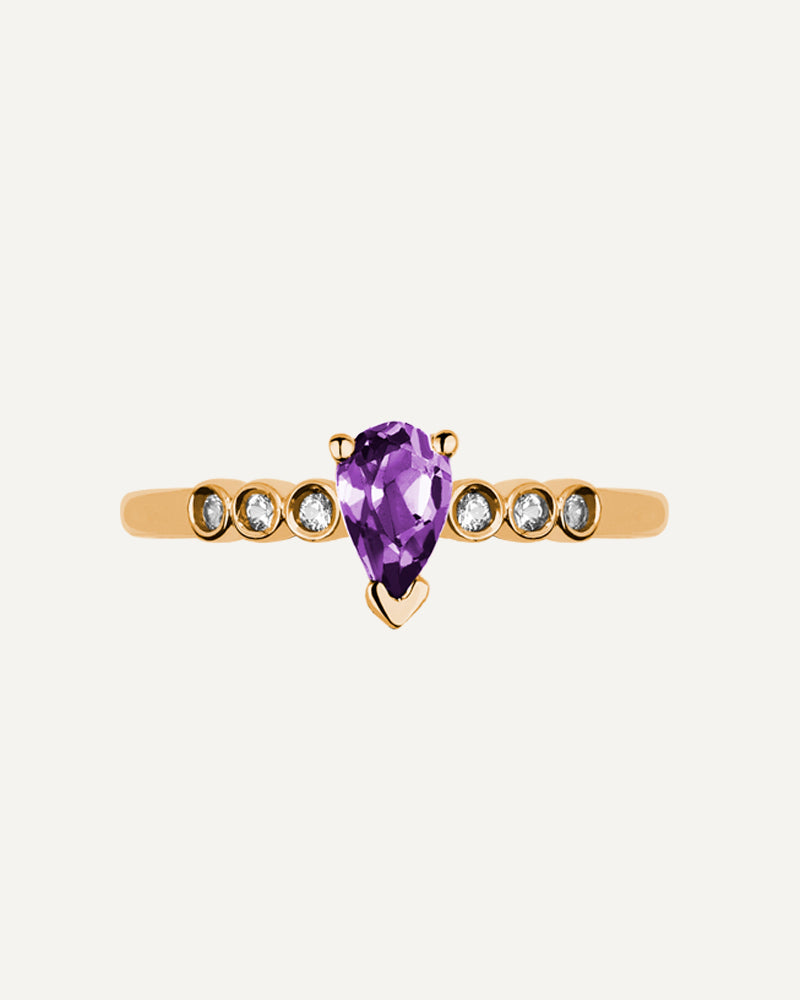 Anillo Petite en plata de ley con baño de oro y con amatista en talla perilla y topacios blancos