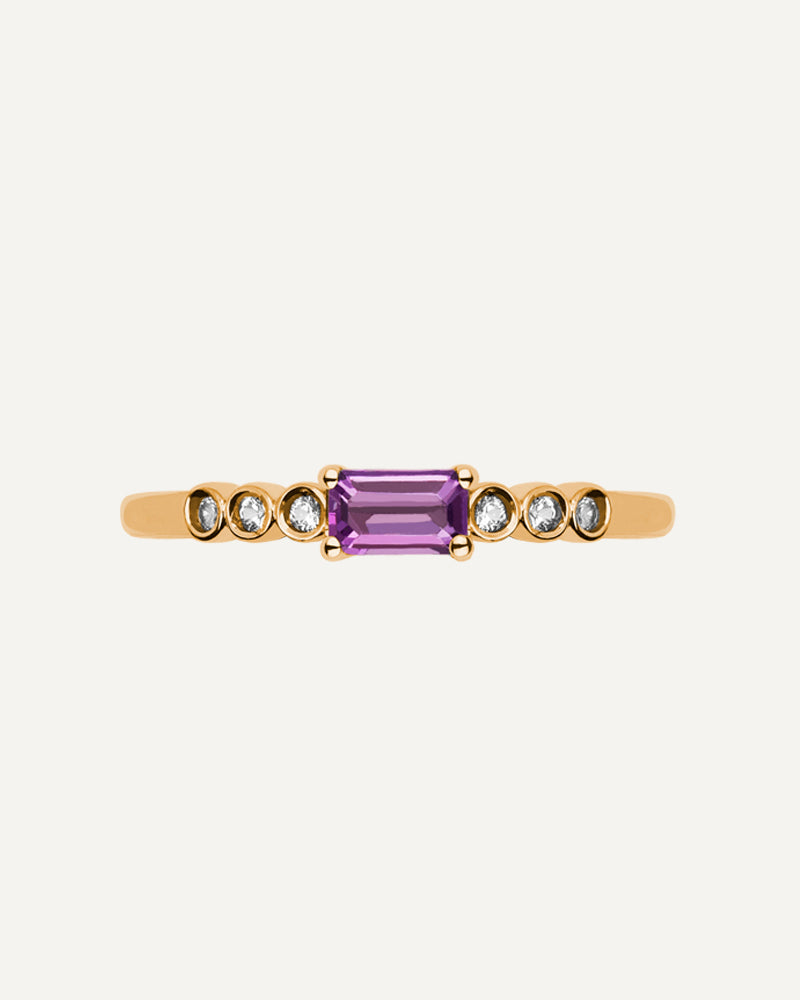 Anillo Petite en plata de ley con baño de oro y con amatista en talla rectangular y seis topacios blancos