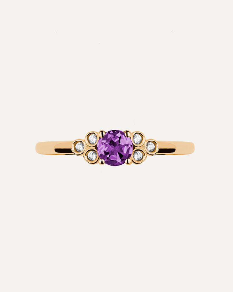 Anillo Petite en plata de ley con baño de oro y con amatista en talla redonda y topacios blancos