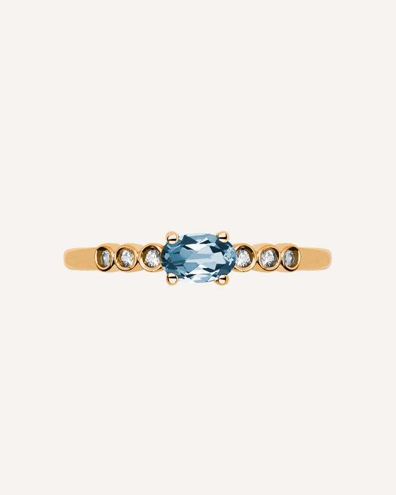 Anillo Petite en plata de ley con baño de oro y topacio Sky en talla oval y topacios blancos